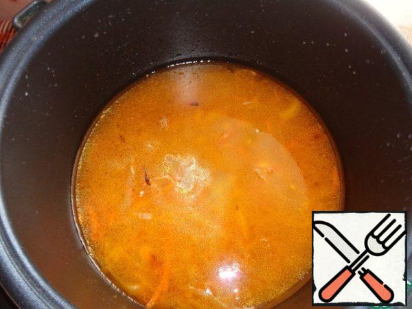 Pour 4.5 cups of water. The water should cover the rice by about a finger. Add salt to taste. Now close the lid. I do not change the program and cook in the "frying" mode, but if you want, switch to stewing. Periodically open the lid and stir.
