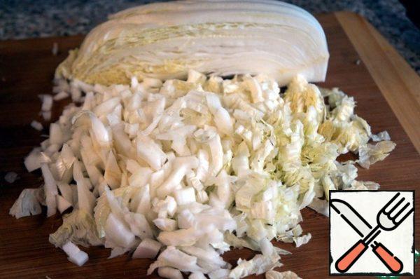 Cut the cabbage thinly, add a little salt, knead a little with your hands to let the juice flow.
