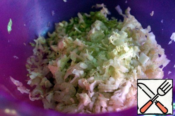Cut the celery into thin strips, if necessary, you can remove coarse fibers from the top, send it to the cabbage.
