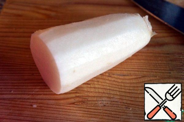 Peel the radish, grate it on a coarse grater, and send it to the rest of the vegetables.
