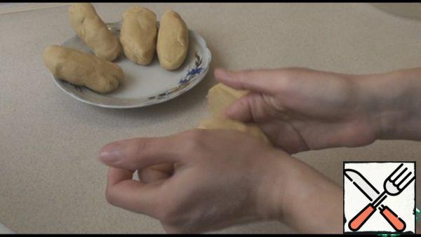 Divide the dough into 4-6 parts, form longitudinal sausages and send them to the freezer to solidify for half an hour.
