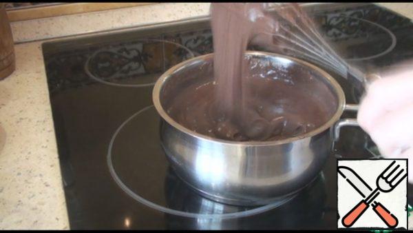 Pour about 550 ml of milk into a saucepan, add sugar and put it on the fire to warm up. Add pudding or cocoa with starch to the remaining milk, stir well with a whisk so that there are no lumps. When the milk is well heated, almost boils, pour in a thin stream of diluted pudding and, stirring all the time, cook until thickened, about one to two minutes. Remove from the heat and continue stirring for three minutes, add a piece of butter and mix everything until the butter dissolves. Cover the cream with cling film and set aside.

