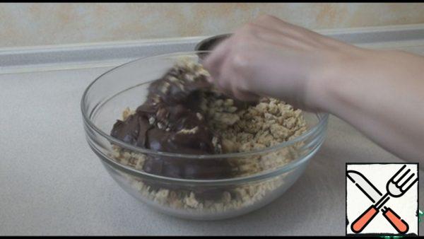 Stir the cooled cream well with a spoon or mixer so that it becomes homogeneous. We knead the cake with our hands into a crumb in a large container, it is better that the crumb is heterogeneous, then it will taste better. Add all the cream to the crumbs and mix well.
