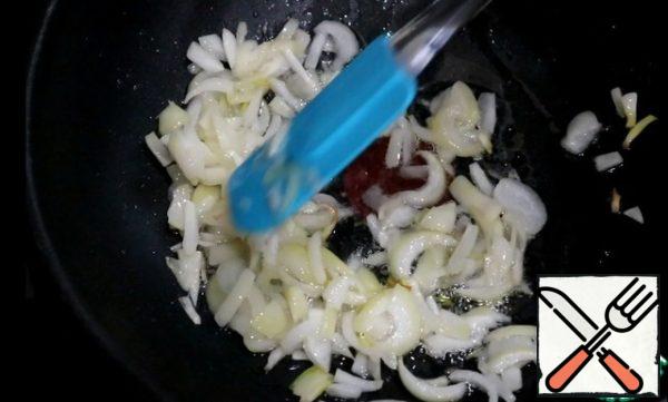 Heat the pan, add vegetable oil and fry the onion.