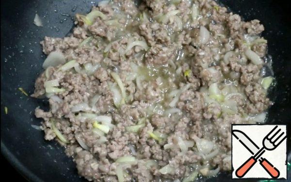 Then add the minced meat, fry a little.