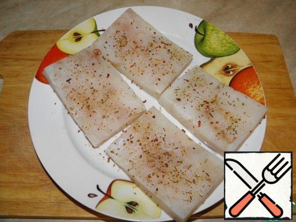 Cut the fish fillet into medium pieces (this time I have already cut it), add salt, add spices, sprinkle with lemon juice.
