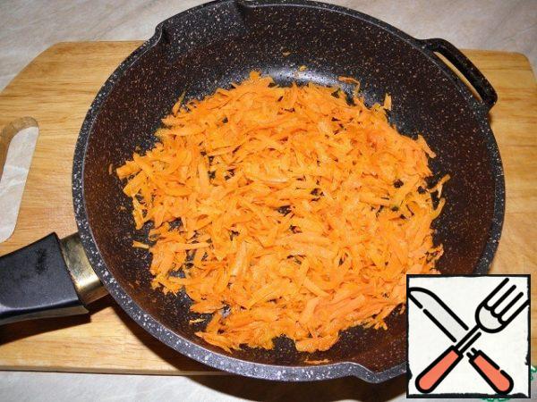 Fry grated carrots in a mixture of vegetable and butter.
