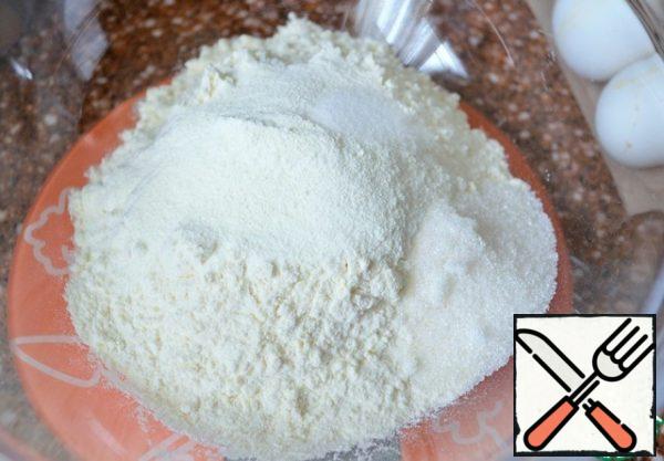 Put the frying pan on medium heat, reheat.
Mix the sifted flour, sugar, salt and powdered milk or cream in a bowl.
