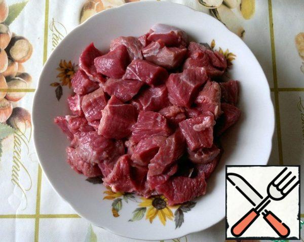 Cut the meat into 2-4 cm pieces.
