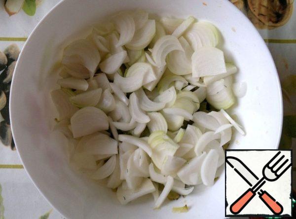 Onions can be cut as anyone likes. I always cut the onion lengthwise. But one bulb remains to be fed.
