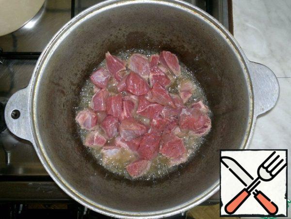 I decided to use the cauldron for cooking. The author fried the meat in a saucepan, and the onions and cucumbers in a separate pan, then mixed everything. But I decided to consistently fry everything in a cauldron, especially since this method of cooking is also characteristic of Georgian cuisine. For example, "Kharcho in Megrelian".
