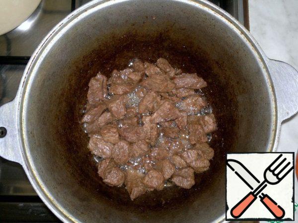 In a well-heated oil, we send the meat and fry it on high heat until golden brown. At this stage, add salt. It is recommended to salt the meat immediately, otherwise then we will eat meat separately, salt separately)))
