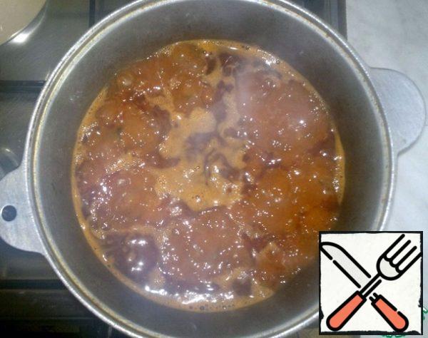 Then pour boiling water and cook on low heat under the lid for about an hour until the meat softens.
