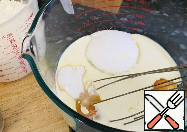 Turn on the oven. Any shape - for cupcakes, straw ...
Products for cake. In a large bowl, put: eggs, cream, sugar, vanilla and salt.

