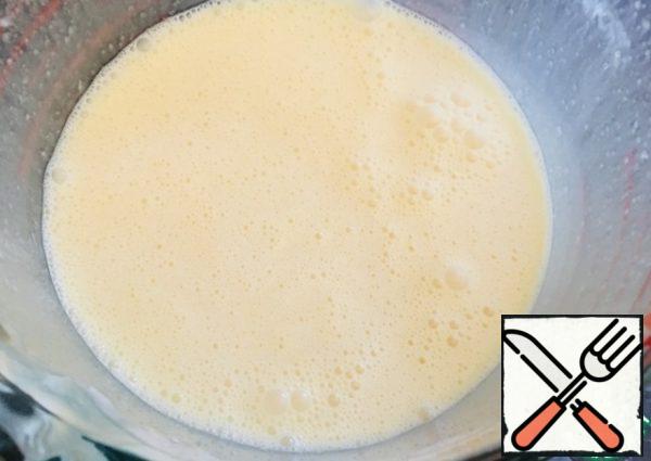 Beat with a whisk for 2 minutes until the sugar is almost completely dissolved.
