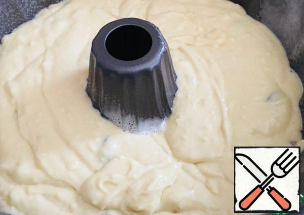 The dough turns out thick. Pour the dough into a form greased with vegetable oil.
I have a round 24*8.5 cm.
Put in the oven at 180" for 40 minutes. KEEP AN EYE ON YOUR OVEN.
