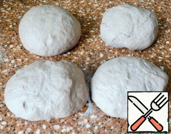The finished dough is divided into four identical parts, roll into balls. The dough is not cool, but does not stick to the hands, it is easy to work with it.
Prepare a round shape, 16-18 cm, 1.5 l..
Chop the greens and mix.