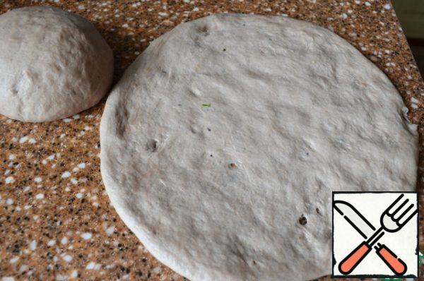 Bun dough to roll out or flatten with your hands into a circle slightly larger than the diameter of the form.