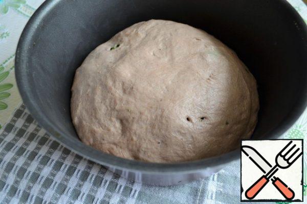 Thus, collect the bread, cover with film and leave for proofing, 45-60 minutes.
Turn on the oven for heating.