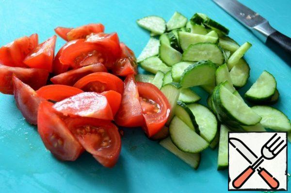 Tomatoes and cucumber cut into, add to such as cabbage.
