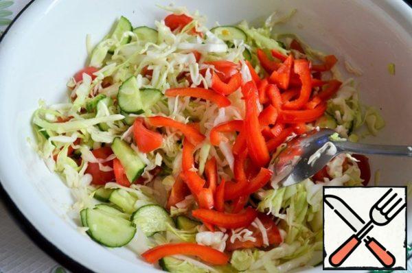 Pepper cut into short strips and mix with vegetables.
