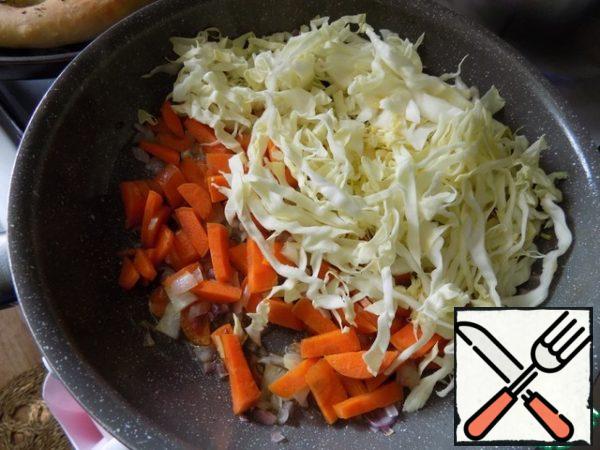 Fry the onion, chopped arbitrarily, in fragrant oil. Fry quite a bit so that it becomes soft, and spread the carrots. I cut the carrots into small pieces. We are waiting for our butter to brown a little, we send chopped cabbage from carrots. Fry a little, cover with a lid and simmer for a couple of minutes.
