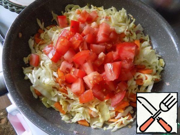 Cut the tomato into small cubes. If the skin is very thick, it can be removed beforehand. Mix everything together. Simmer for another 3 minutes.
