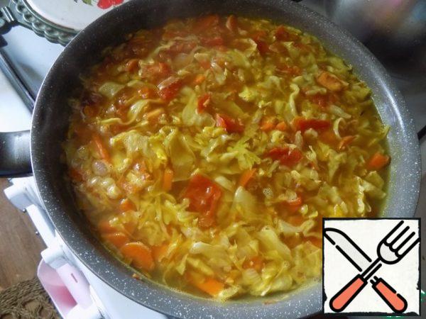Pour water into the vegetables, sprinkle with salt and sprinkle with spices. Mix everything together.
