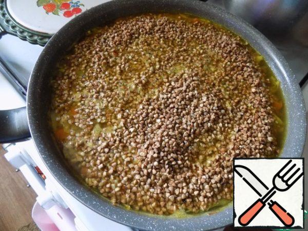 Pour the buckwheat on top, spreading it evenly over the surface. When it boils, reduce the heat to a minimum, cover with a lid and cook the buckwheat until ready. It will take about 20 minutes, it will absorb all the liquid and flavors from the spices!
