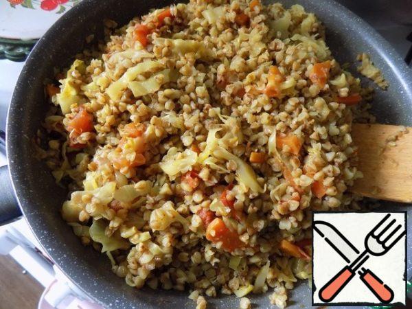 Buckwheat porridge is ready. Add olive oil (any) another 1 tbsp. l., stir, turn off the heat. Let it stand under the lid for a while.
