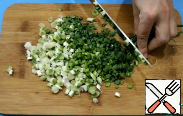 Prepare the filling. Finely chop the onion, add salt, add vegetable oil and mix.

