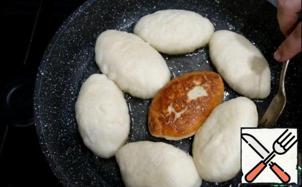 Pour vegetable oil into a frying pan, heat it up. Lay out the cutlets, fry on both sides until golden brown.
Onion and egg pies are ready! Bon appetit to everyone!