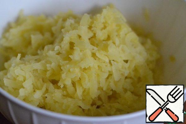 Boil potatoes in a uniform until ready. Cool.
Peel and grate on a coarse grater.
