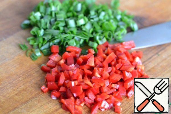 Finely chop the bell pepper and green onion.
Add to the potatoes.
