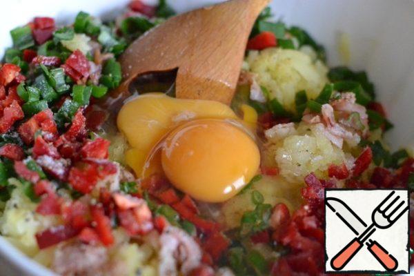 Add eggs, flour, nutmeg. Add salt to taste.
Mix it.

