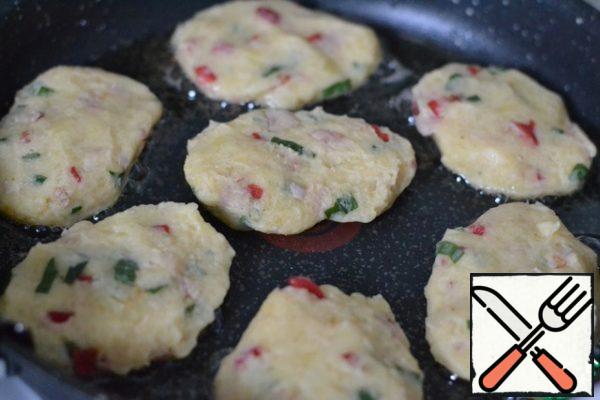Heat the sunflower oil in a frying pan.
Spread the potato mass with a tablespoon. Fry
the pancakes on one side.
