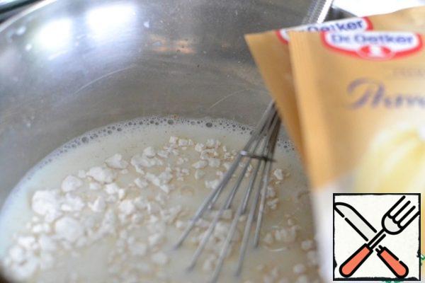 Cook light cream.
In cold milk to dissolve the vanilla pudding powder and sugar.
Bring to a boil and cook until thick.