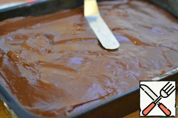 Spread the dark cream on the cooled light cream.
Straighten with spatula.
Before serving sprinkle with grated dark chocolate and cut into pieces.