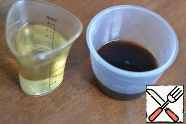 Whisk the egg yolks and 45g of sugar into a foam and, continuing to whisk add wine, sunflower oil.
