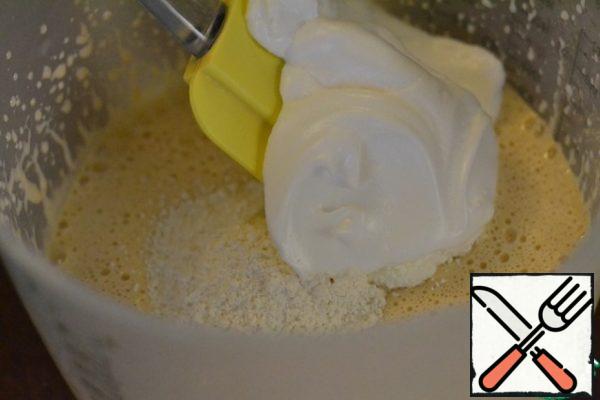 In a separate bowl, whisk the whites, salt and the remaining (45 g) sugar until stable peaks.
Add the protein-flour mixture in parts.
Stir with a spatula.
