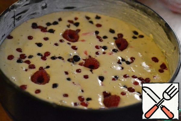 Grease the cake pan (24 cm) with butter and sprinkle with flour.
Add 2/3 of the assorted berries to the dough. To interfere.
Pour the dough into the mold. Put the remaining assorted berries on top of the dough.
