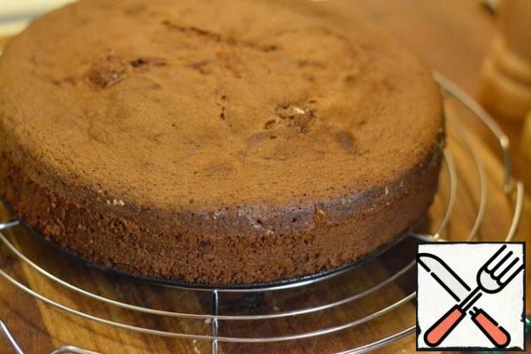 Bake in a preheated oven at 170g for 50 minutes.
Cool the finished cake in the form of 10 minutes, cool completely on the grill.
