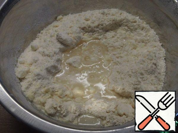 In the resulting crumb add cold water (if necessary, increase its amount by a couple of spoons).