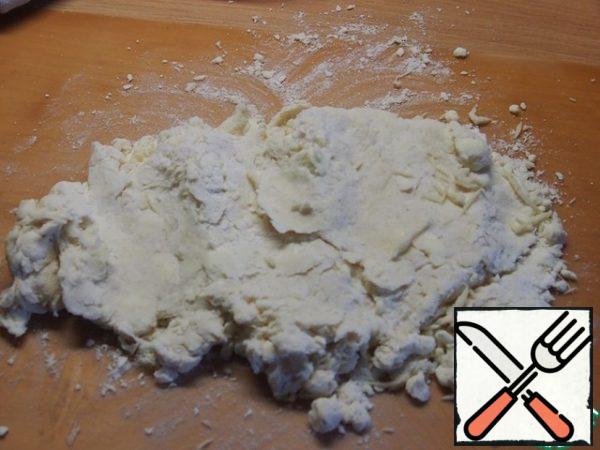 Knead dough. You need to work quickly so that the oil is not heated, pieces of oil remain in the dough, this is normal.