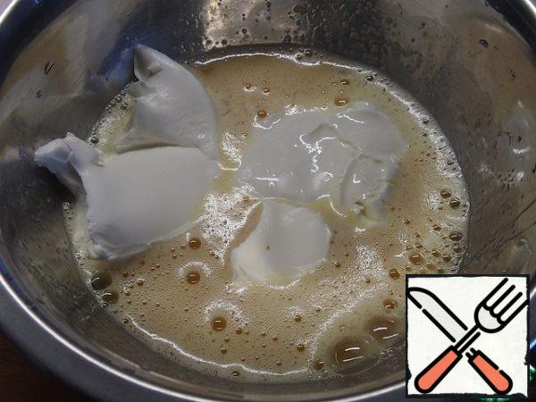 Whisk beat eggs with sugar, add rum and soft butter, beat.