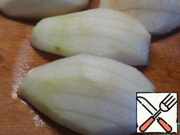 On the convex side of the quarters of pears with a sharp knife to make a few cuts without cutting through.