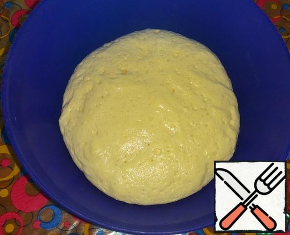 In 100 ml warm milk dissolve yeast and 100 g flour. Leave in a warm place for 20 minutes.