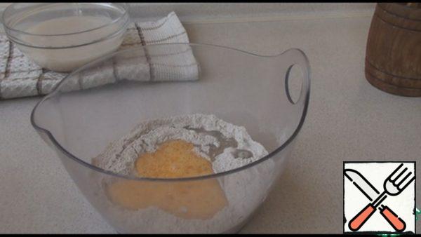 Add sugar to the warm water, cut the yeast and leave for 10 minutes to activate the yeast. In a small bowl drive in the eggs, shake them with a fork, add sunflower oil, stir. In a bowl sift 250 grams of buckwheat flour, add salt and pour the egg mixture and yeast.