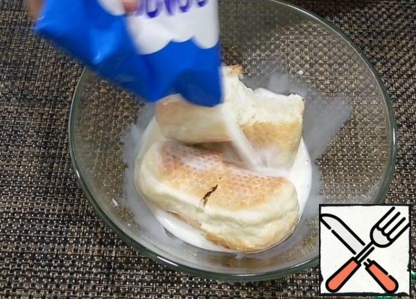 Soak the buns in milk for 10-15 minutes.
