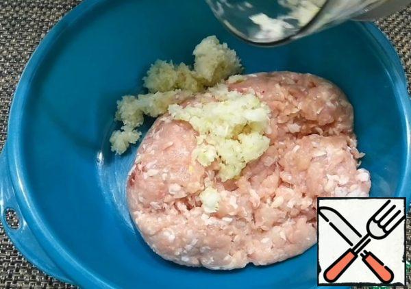 Chop the onion and garlic with a blender or chop it in a meat grinder and send it to minced meat.
